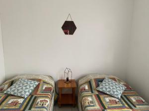 PailhèsにあるLes gîtes de Pailhèsの椅子2脚、テーブル、ランプ付