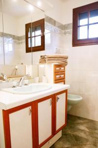 Thiron-Gardaisにあるanthony meggyの洗面台、トイレ、鏡のあるバスルーム +6枚の写真