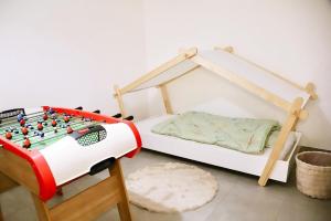 Thiron-Gardaisにあるanthony meggyのベッドルーム(レゴベッド1台、テーブル付)