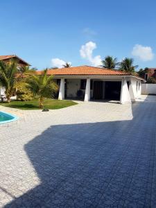 ein Haus mit Ziegeldach und Auffahrt in der Unterkunft Casa no cumbuco in Caucaia