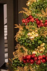 マドリードにあるホテル レジーナの赤と緑の飾りが付いたクリスマスツリー