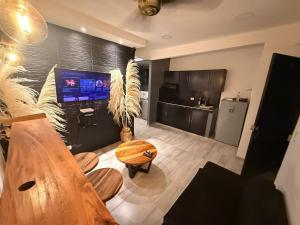 ein Wohnzimmer mit Tisch und Küche in der Unterkunft Apartamento santa marta LE’More in Santa Marta