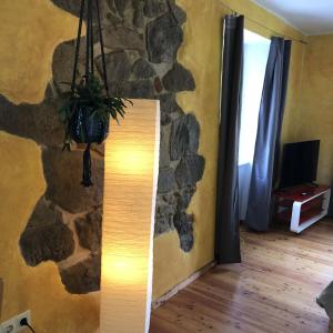eine Lampe in einem Raum mit einer Steinwand in der Unterkunft Grand Central- Studio Apartment in Krummennaab