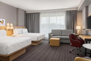 Ένα ή περισσότερα κρεβάτια σε δωμάτιο στο Staybridge Suites Montreal Airport - St-Laurent by IHG