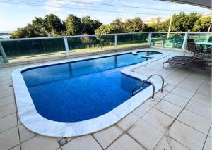 Bazén v ubytování RefugioBacutia- Prédio FRENTE MAR Bacutia- 6 pessoas- 3 Quartos com AR sendo 1 suite - varanda- sala de estar e jantar Ampla -Piscina e Sauna no Prédio nebo v jeho okolí