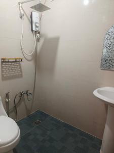 ein Badezimmer mit Toilette und Waschbecken in der Unterkunft Balai Hermioni in San Pablo City + 31 Fotos
