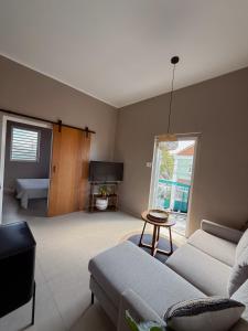 una sala de estar con un sofá y una mesa en Breezy Azul Getaway, en Willemstad