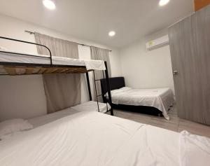 Zimmer mit 2 Etagenbetten und einem Schrank in der Unterkunft Apartamento santa marta LE’More in Santa Marta