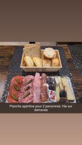 Una mesa con dos bandejas de diferentes tipos de pan. en Le Merisier, 