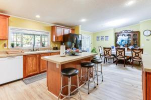 Kuchyň nebo kuchyňský kout v ubytování Lake Livingston Home with Dock and Deck!