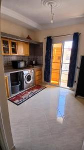 y cocina con lavadora y secadora. en Appartement, en Chichaoua 2 fotos más