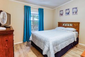 Postel nebo postele na pokoji v ubytování Lake Livingston Home with Dock and Deck!