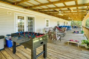 Fotografie z fotogalerie ubytování Lake Livingston Home with Dock and Deck! v destinaci Huntsville