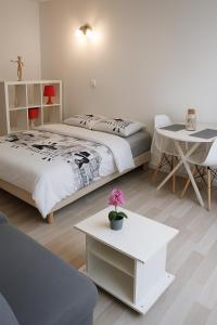 a bedroom with a bed and a table and a table sidx sidx sidx at Studio Chavigny avec wifi in Chavigny