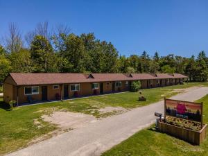 an empty road in front of a building at The Inn at Shady Pines in Gros Cap