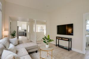 Μια τηλεόραση ή/και κέντρο ψυχαγωγίας στο 2 Mi to San Francisco Bay Family Home with Decks!