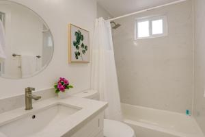 Ένα μπάνιο στο 2 Mi to San Francisco Bay Family Home with Decks! +24 φωτογραφίες