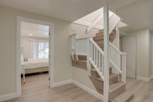 Ένα ή περισσότερα κρεβάτια σε δωμάτιο στο 2 Mi to San Francisco Bay Family Home with Decks!