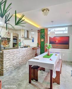 a kitchen with a white table in a room at Recanto Morada Amazônica in Manaus