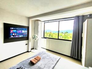 TV a/nebo společenská místnost v ubytování Hermoso Aparta-estudio Full equipado!