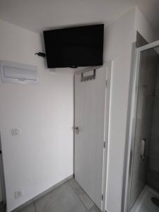 Televiisor ja/või meelelahutuskeskus majutusasutuses Lakeris is Waiting for Guests