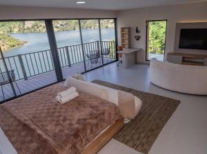 Ένα ή περισσότερα κρεβάτια σε δωμάτιο στο Sky Luxe Rural House