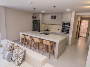 Η κουζίνα ή μικρή κουζίνα στο Sky Luxe Rural House +6 φωτογραφίες