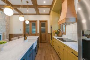 een grote keuken met blauwe kasten en een wastafel bij Samson House in Revelstoke