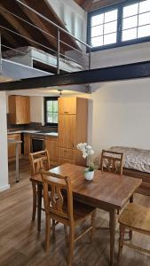 Kuchyň nebo kuchyňský kout v ubytování Attraktives Loft im Landhaus in Ziegenhain - Westerwald