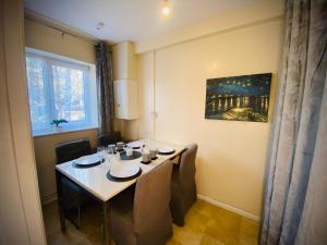 a dining room with a table and some chairs at Modern-privateGarden-Family-20MinToLDN in Stevenage