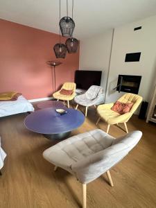 Pleumeur-GautierにあるDomaine du colombier - Kerveganの椅子とテーブルとソファのあるリビングルーム +17枚の写真