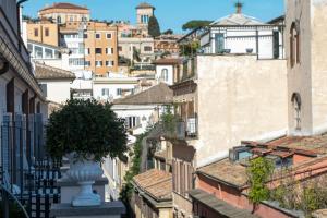 Nespecifikovaný výhled na destinaci Řím nebo výhled na město při pohledu z hotelu