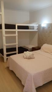 a bedroom with two bunk beds with towels on the bed at HOTEL RESTAURANTE Ruta 66 in Paso de los Libres