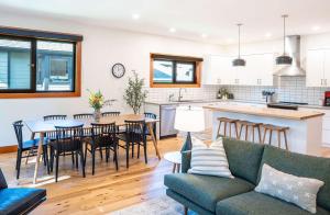 une cuisine et un salon avec un canapé et une table dans l'établissement Cartier Chalet, à Revelstoke 33 autres photos