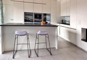 una cocina con 2 taburetes y una barra en Mountain 4U, en Meiringen