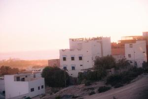 un grupo de edificios blancos en la cima de una colina en Surf Away Morocco, en Agadir 44 fotos más