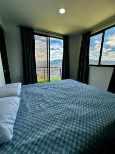 Schlafzimmer mit einem Bett und Bergblick in der Unterkunft Finca Moderna 2 Habitaciones con Jacuzzi Privado, Vistas Panorámica 