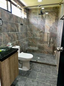 ein Badezimmer mit Toilette und Dusche in der Unterkunft Finca Moderna 2 Habitaciones con Jacuzzi Privado, Vistas Panorámica  + 40 Fotos