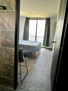 ein Schlafzimmer mit einem Bett und einer Dusche mit einem Fenster in der Unterkunft Finca Moderna 2 Habitaciones con Jacuzzi Privado, Vistas Panorámica 