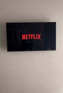 Μια τηλεόραση ή/και κέντρο ψυχαγωγίας στο KM Ethnikis Amynis B