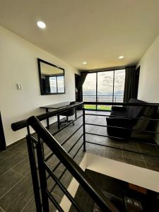 Zimmer mit einem Balkon mit Tisch und Stühlen in der Unterkunft Finca Moderna 2 Habitaciones con Jacuzzi Privado, Vistas Panorámica 