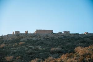 - Vistas a una colina con un castillo a lo lejos en Surf Away Morocco, en Agadir
