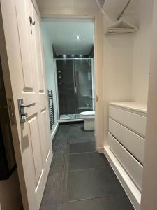 Et badeværelse på Edinburgh Centre - Richmond Residence + 14 billeder