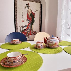 ショナッハにあるDeck-Apartment next to the forest, free parkingのテーブル(皿、カップ付)