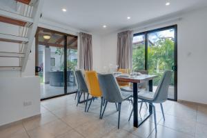 a dining room with a table and chairs at Villaggio 6 Parque al Lago, Playa Potrero in Potrero