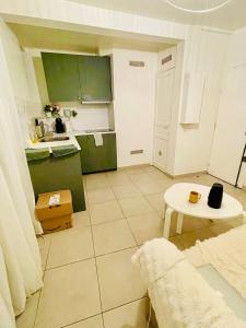 Η κουζίνα ή μικρή κουζίνα στο Cosy Room at Paris 10ème +12 φωτογραφίες