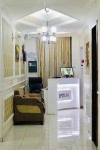 una sala de estar con un sofá y una silla en Georgian Palace Hotel, en Kutaisi