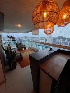 cocina y sala de estar con vistas a la ciudad en Vista incrível na melhor localização da praia da costa, en Vila Velha