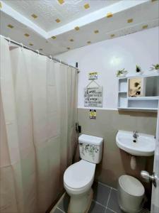 Ένα μπάνιο στο Staycation at Brgy Cupang