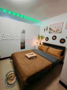 Ένα ή περισσότερα κρεβάτια σε δωμάτιο στο Staycation at Brgy Cupang